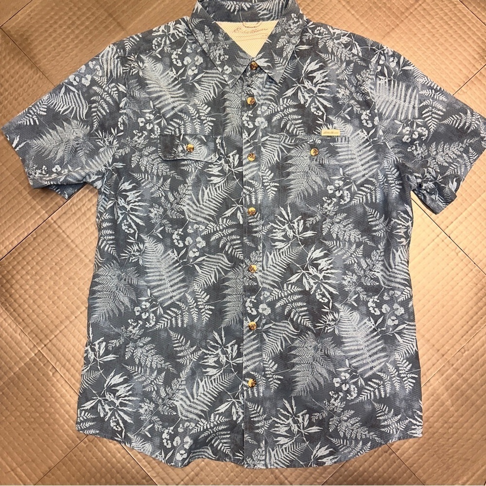 EDDIE BAUER MENS SIZE MEDIUM BUTTON DOWN BLUE SHORT SLEEVE SHIRT